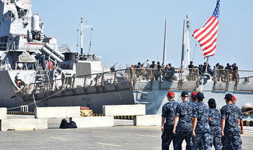 В завершении церемонии Украина наградила нескольких военных США, Молдовы.