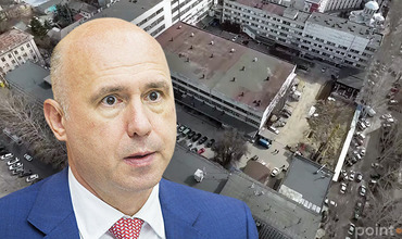 Павел Филип строит торговый центр во дворе Дома печати, заявил Усатый. Фото: Point.md.