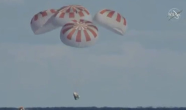Спуск космического корабля Crew Dragon в океан попал на видео.