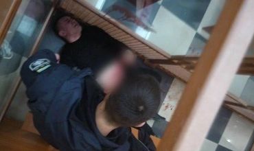 Появилось видео из зала суда, где гражданин Молдовы попытался совершить самоубийство, разрезав себе живот.