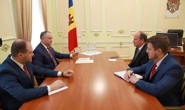 Президент Молдовы Игорь Додон пригласил своего румынского коллегу Клауса Йоханниса посетить Молдову. 