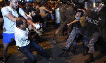В Ереване начались столкновения митингующих с полицией.