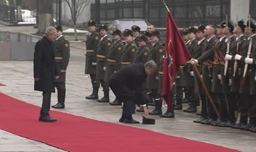 Порошенко вместе с президентом Австрии шел по красной дорожке.