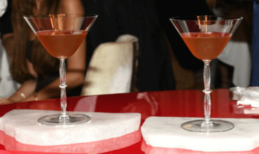 O femeie din Dubai a cumpărat cel mai scump cocktail din lume de 37.500 de euro.