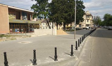 Власти передумали демонтировать антипарковочные столбики у театра имени Чехова.