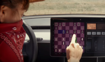 Владельцы Tesla могут сразиться в шахматы со своими авто.