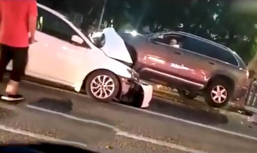 В Китае автомобиль въехал в прохожих, погибли три человека.
