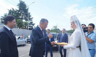 არაღიარებულ აფხაზეთში ცხინვალის დე ფაქტო პრეზიდენტი ჩავიდა