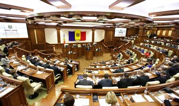 Помимо либерал-демократов, заседание бойкотируют и депутаты от Партии коммунистов.