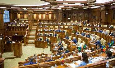 Парламент отказался обсуждать вопрос сокращения зарплат чиновников