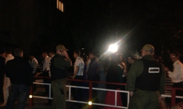 La fata locului au venit politistii si legistii si urmeaza sa identifice locul in care s-ar afla bomba.