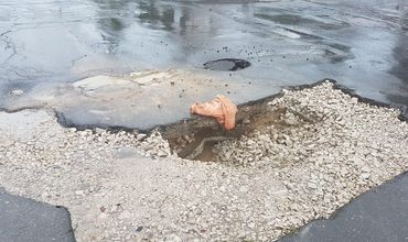 На столичных дорогах после вечернего ливня появились новые ямы.