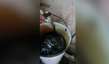Нефть попала в реку, землю и водопровод.