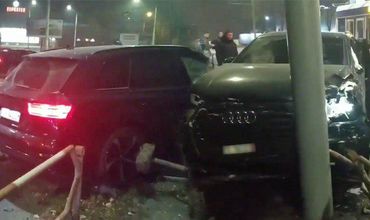 Появились подробности ДТП на Петриканах с участием троллейбуса, Audi и BMW.