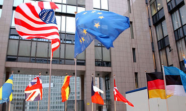 Foreign Policy: Европа обсуждает способы свести на нет гегемонию доллара из-за недовольства санкционной политикой Вашингтона.