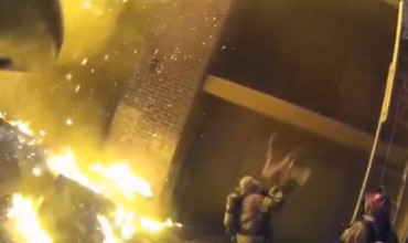 Девочка пролетела три этажа и упала в руки пожарному