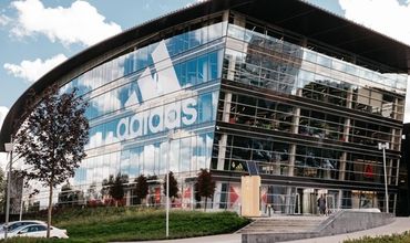 Adidas отозвал детскую коллекцию одежды из-за опасных нашивок.