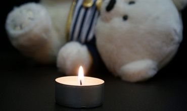 Родители малыша, которому был всего месяц, обнаружили его мертвым в своей кроватке.