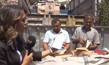 В эфире турецкого телевидения ATV журналистка показала тетрадь одного из подозреваемых.