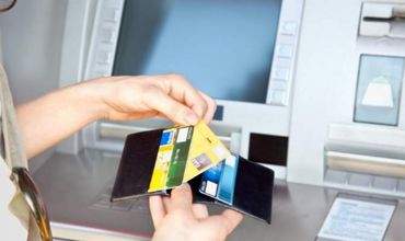 Женщина подозревается в том, что присвоила себе, полностью или частично, деньги с зарплатных банковских карточек нескольких реальных и фиктивных сотрудников учреждения. Фото: cna.md.