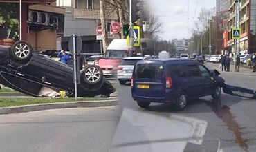 Автомобиль такси попал в ДТП на Рышкановке.
