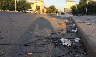 После протестов на центральной площади остался мусор.