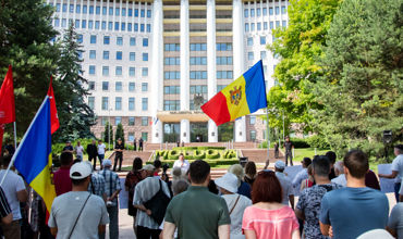 Перед зданием парламента проходит акция протеста.
