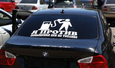 Водитель такси говорит, что был оштрафован на 300 леев за &#34;несанкционированную рекламу&#34;. Фото: unimedia.info.