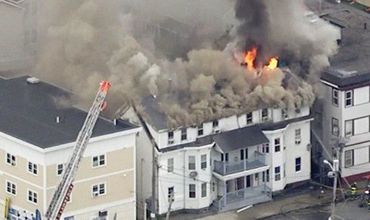 На данный момент полыхают сразу около 70 зданий, среди которых жилые многоэтажки и предприятия.