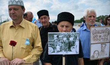 Участники мероприятий в День памяти жертв депортации народов Крыма.