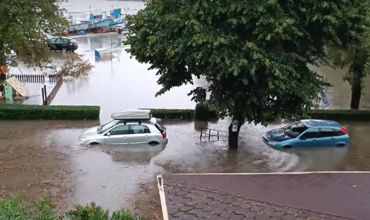 В Болгарии из-за мощного шторма ушел под воду курорт, есть погибшие.