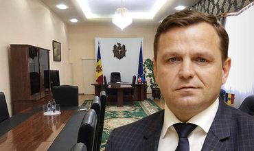 Нэстасе показал журналистам свой рабочий кабинет.