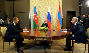 Президент России Владимир Путин, президент Азербайджана Ильхам Алиев и президент Армении Серж Саргсян.