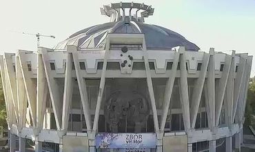 Скульптура была изготовлена в 1988 году, через семь лет после строительства Цирка.