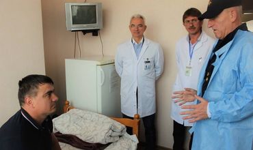 Глава ГИЧС навестил раненого спасателя.