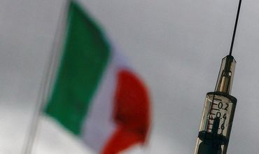 В Италии трое граждан скончались после прививки вакциной АstraZeneca.