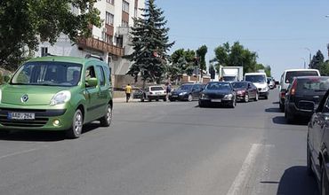 Столкновение двух машин привело к пробке на столичной улице.