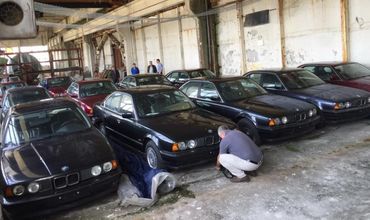 В Болгарии нашли склад с забытыми новыми BMW.