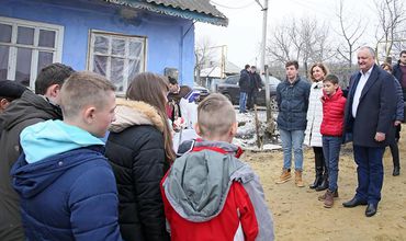 В свой день рождения Додон навестил с подарками многодетную семью