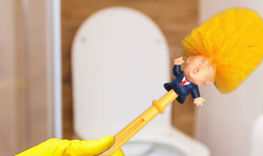 В Китае набирает популярность туалетный ершик в виде Трампа.