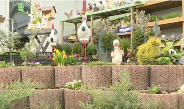 Продажи садовых украшений и цветов заметно выросли.