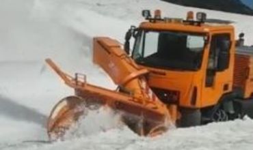 Скоро лето, а в Румынии дорожники очищают от снега шоссе Трансфэгэрэшан.