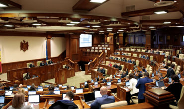 Депутаты оппозиции в знак протеста покинули заседание парламента.