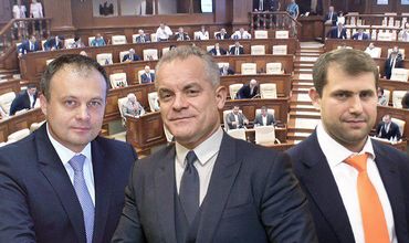 Заседание парламента проходит без депутатов Плахотнюка, Шора и Канду.