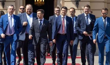 Глава "Слуги народа" пожаловался на зарплату депутатов Рады.