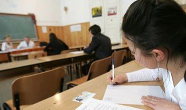 Лицеисты сдают экзамен на бакалавра по профильному предмету.