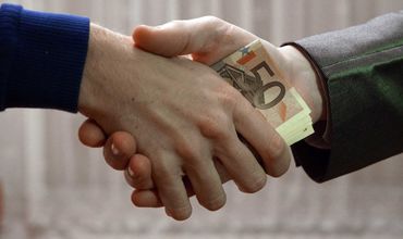 Выпускник НИЮ, представившийся судьей, вымогал взятку в 30 000 евро.