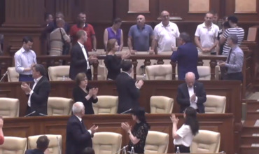 В парламенте аплодировали отстраненным полицейским.