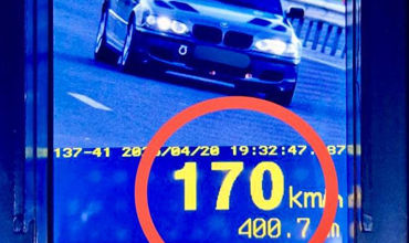 Женщина за рулем BMW превысила скорость до 170 км/ч — ее остановила полиция.