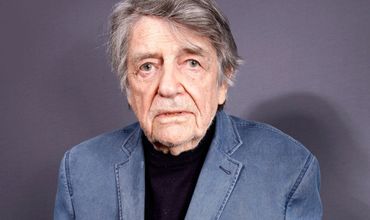 Режиссер Жан-Пьер Моки.